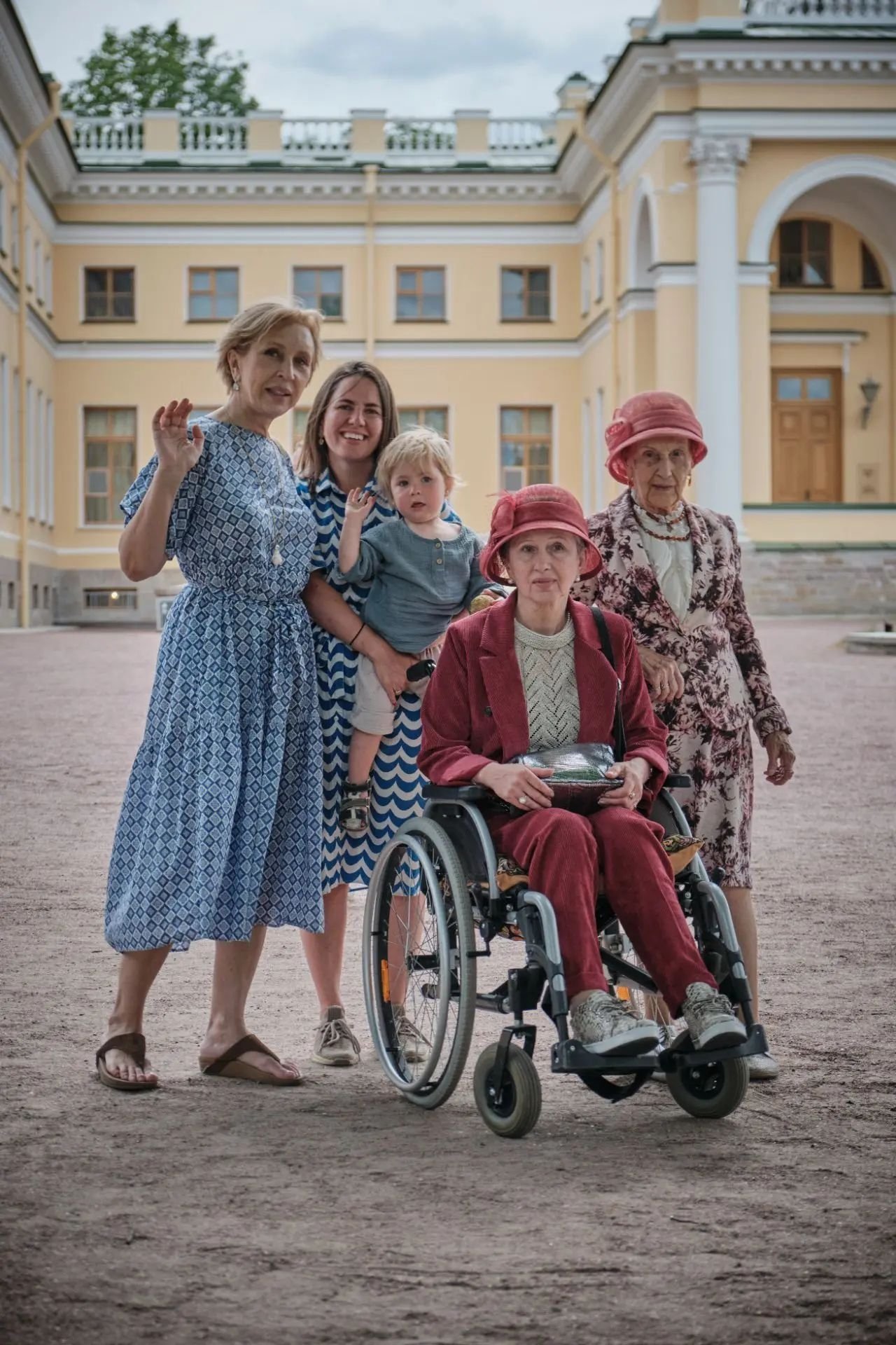 Постоянные гости отеля «Камея» во дворе